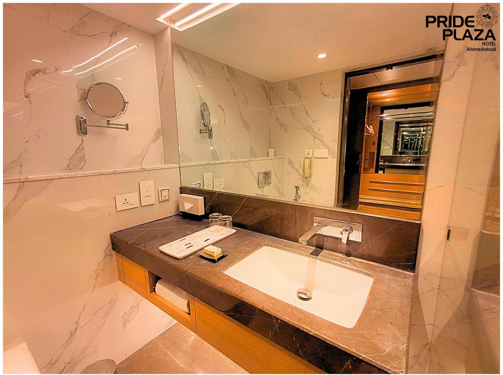 Hotel Pride Plaza Hotel, Ahmedabad